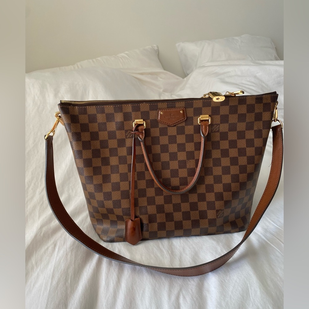 LOUIS VUITTON
Damier Canvas Belmont Bag